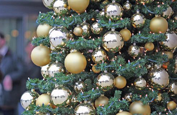 Albero Di Natale Argento E Blu.L Albero Di Natale Tra Tradizione E Decorazione Articolofemminile