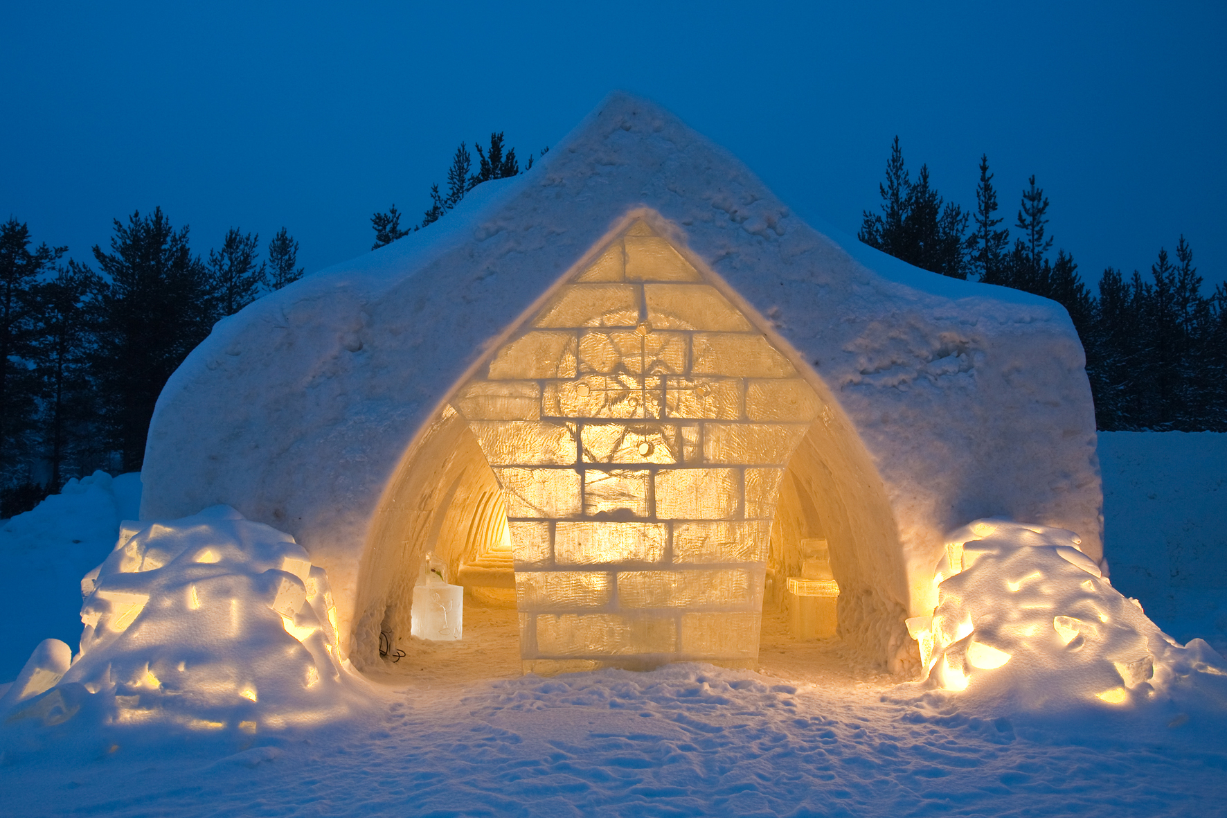 Снежка домики. Иглу жилище эскимосов. Арктический снежный отель в Финляндии. Отель иглу Арктика. Домик из снега.