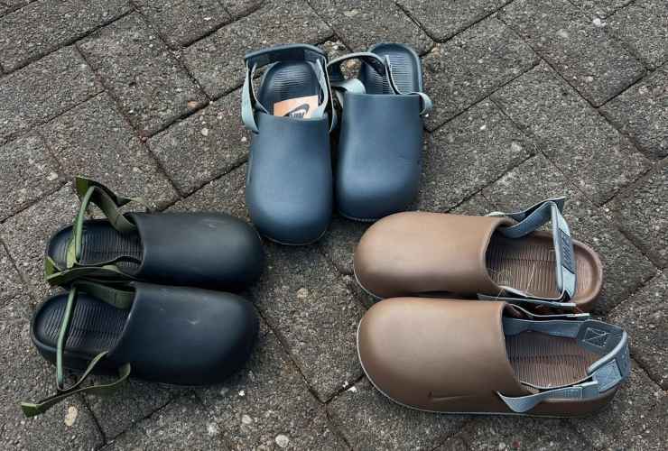 Clogs di gomma di tre colori: nero, blu navy e marrone