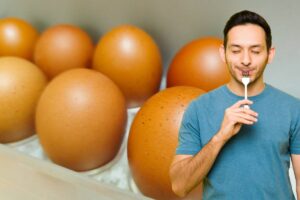 uova, persona che mangia