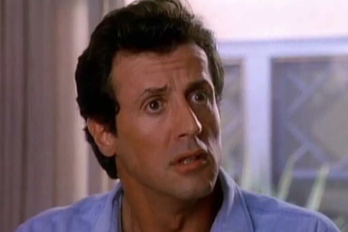 stallone con lo sguardo preoccupato