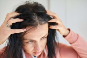 donna con le mani tra i capelli