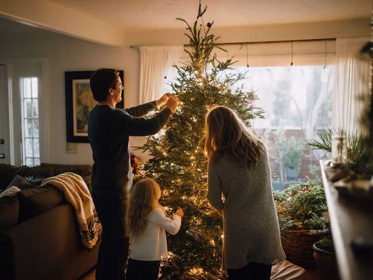famiglia che addobba l'albero di Natale