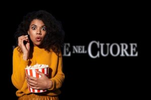 logo la notte nel cuore e donna sconvolta con pop corn in mano