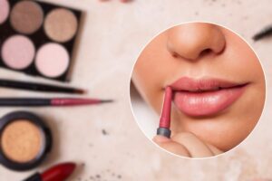 Donna che applica matita labbra e trucchi nello sfondo