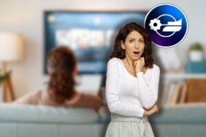 donna che guarda tv, logo mediaset e un'altra donna sorpresa