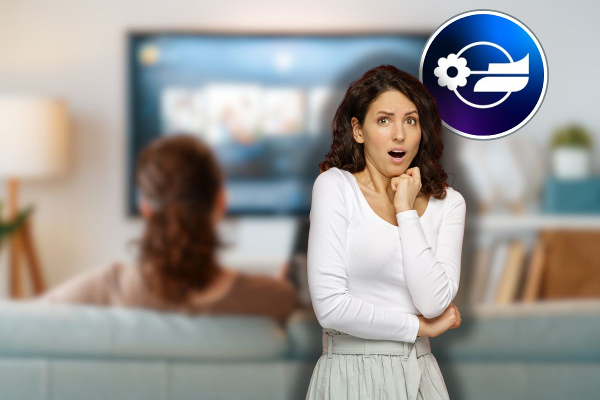 donna che guarda tv, logo mediaset e un'altra donna sorpresa