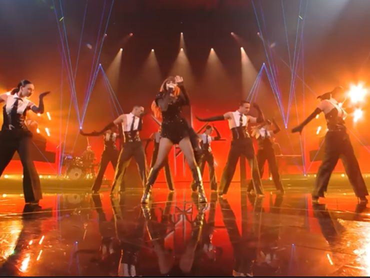 screen di un video in cui Annalisa si esibisce sul palco di Xfactor