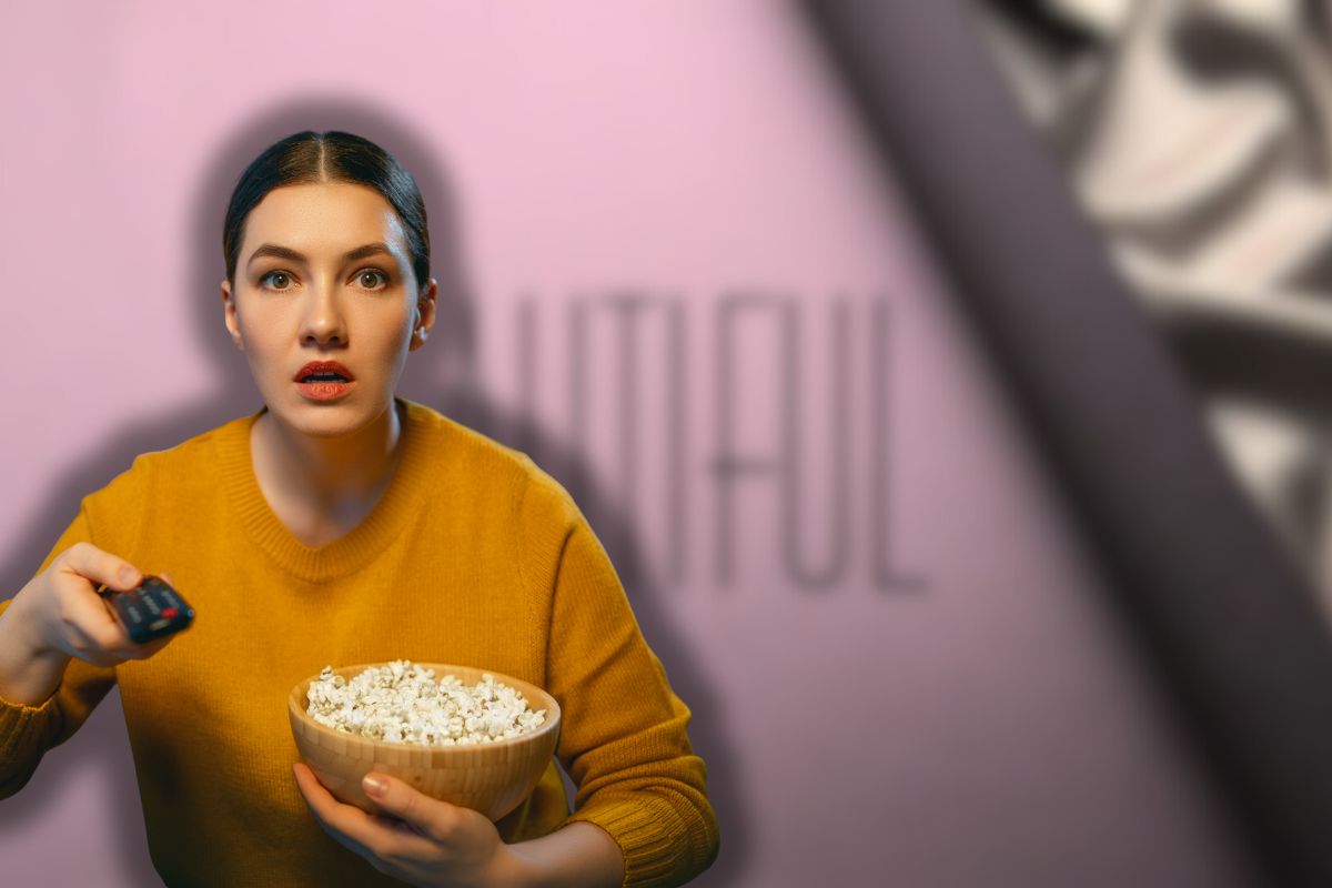 logo beautiful e donna sconvolta mentre guarda tv e con pop corn in mano