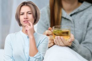 donna pensierosa e persona che ha una tazza di tisana in mano