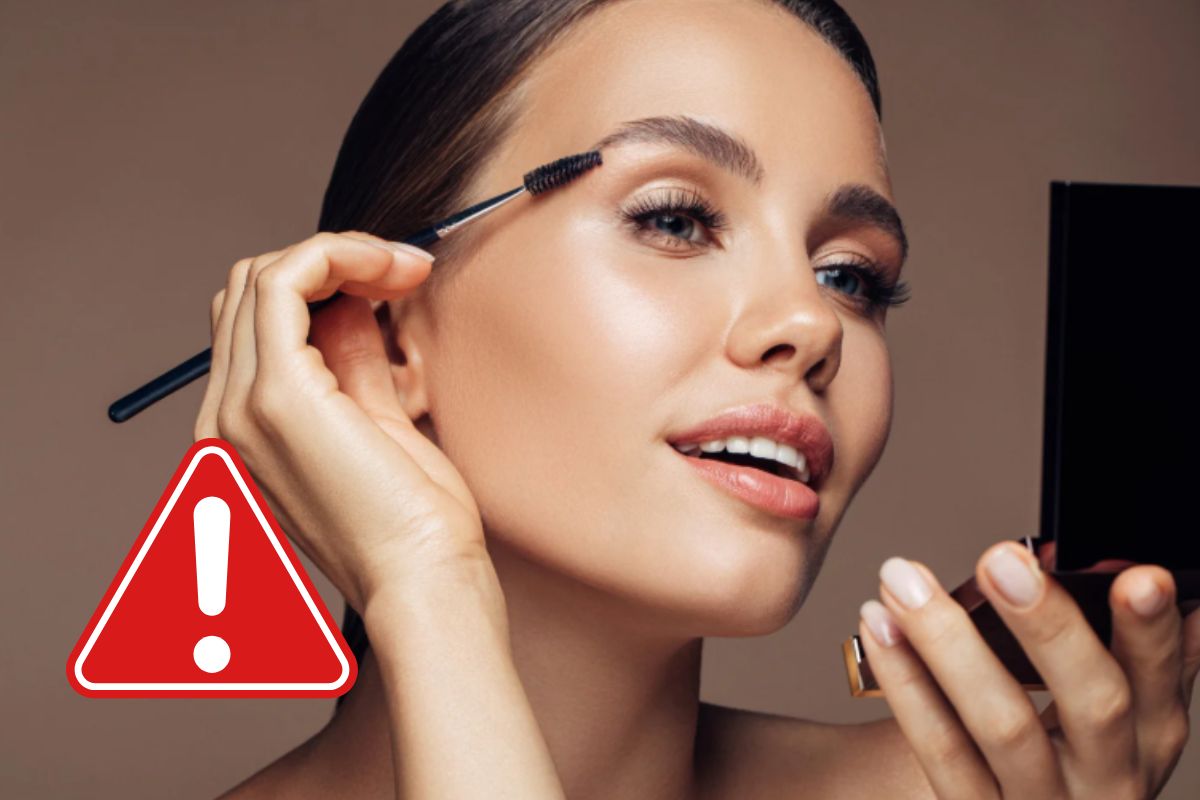 Donna che si trucca con specchietto