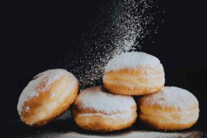 Dolci come in vetrina: il trucco infallibile per un effetto neve perfetto (anche se il dolce è caldo)